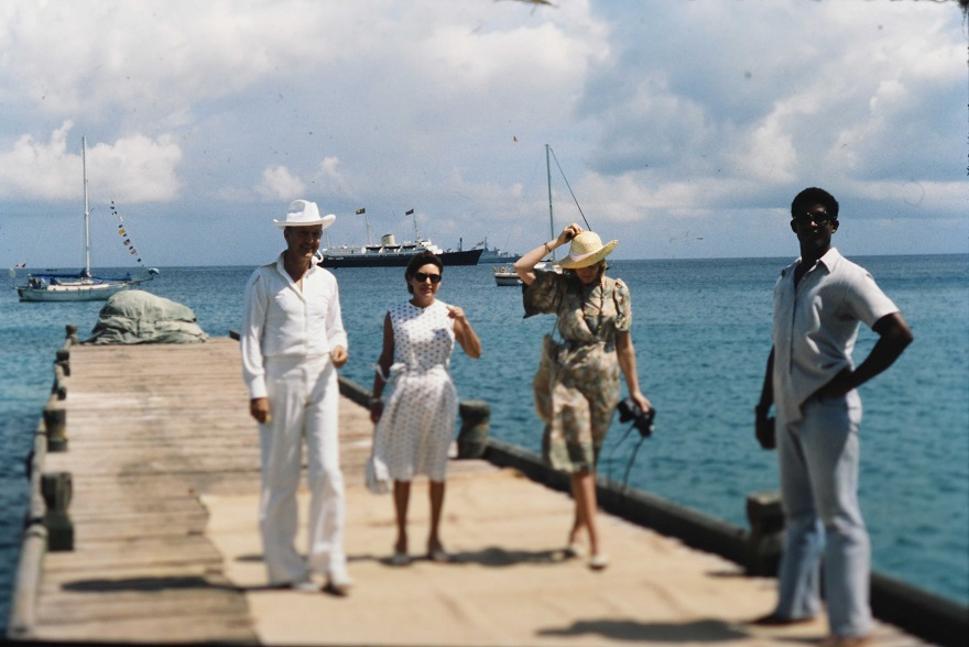 Από αριστερά: Ο λόρδος Κόλιν Τέναντ, η πριγκίπισσα Μαργαρίτα και η λαίδη Αν Τέναντ στο νησί Μιστίκ 