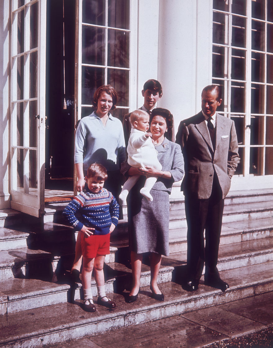 Η βασίλισσα Ελισάβετ ΙΙ με τον πρίγκιπα Φίλιππο, τον πρίγκιπα Κάρολο, την πριγκίπιισα Άννα και τα δύο μικρότερα παιδιά της πρίγκιπα Άντριου και πρίγκιπα Έντουαρντ, 1965