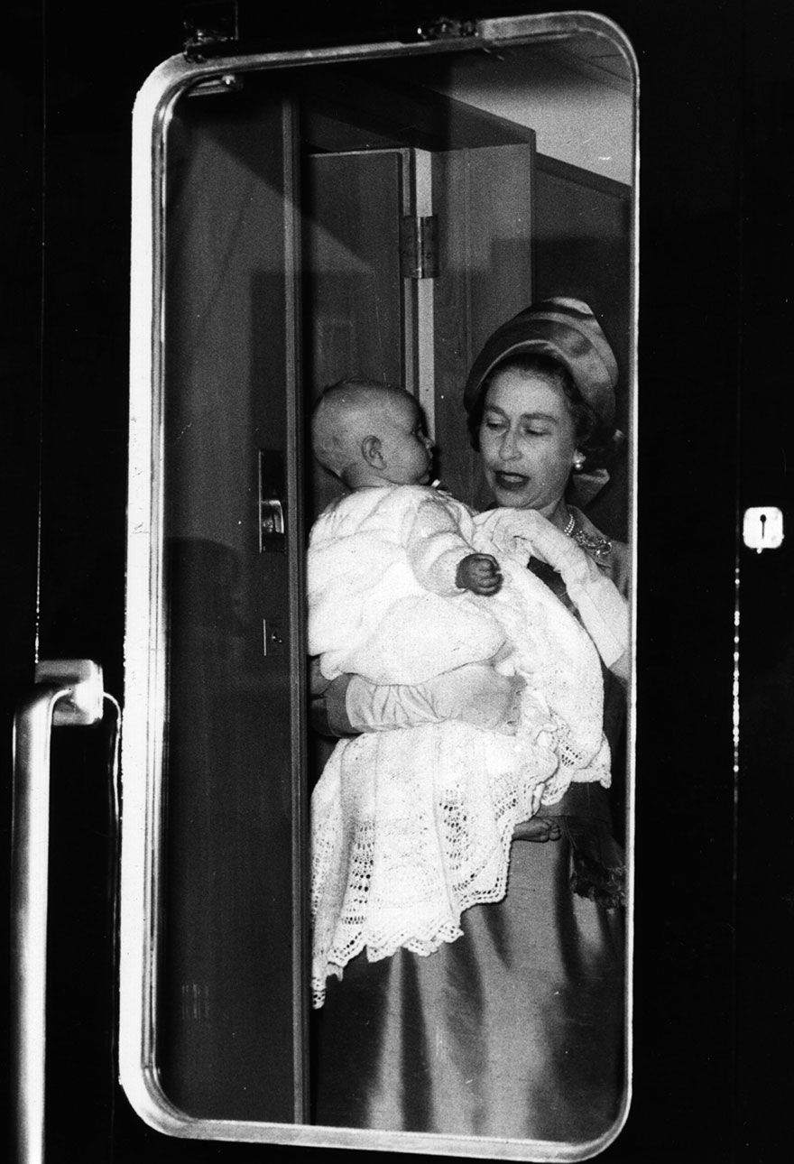 Η βασίλισσα Ελισάβετ κρατάει αγκαλιά το μωρό πρίγκιπα Κάρολο στο τρένο για Μπαλμόραλ, 1964