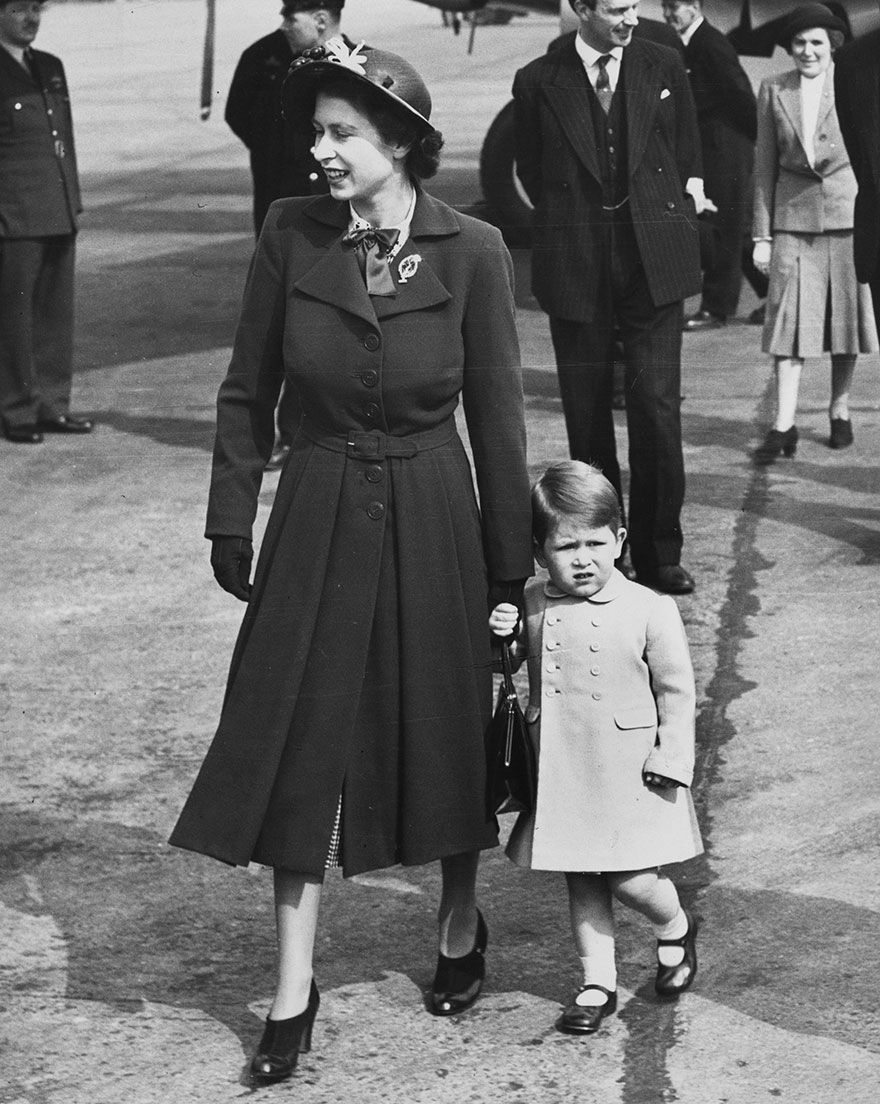 Η πριγκίπισσα Ελισάβετ (αργότερα βασίλισσα Ελισάβετ II) και ο πρίγκιπας Κάρολος, στο αεροδρόμιο του Λονδίνου, 1951.