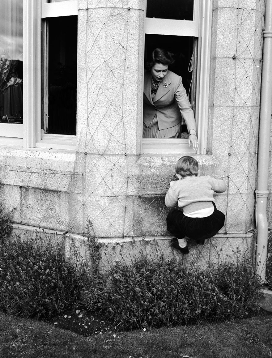 Η βασίλισσα Ελισάβετ παίζει με τον πρίγλιπα Κάρολο που σκαρφαλώνει στο παράθυρο, 1952