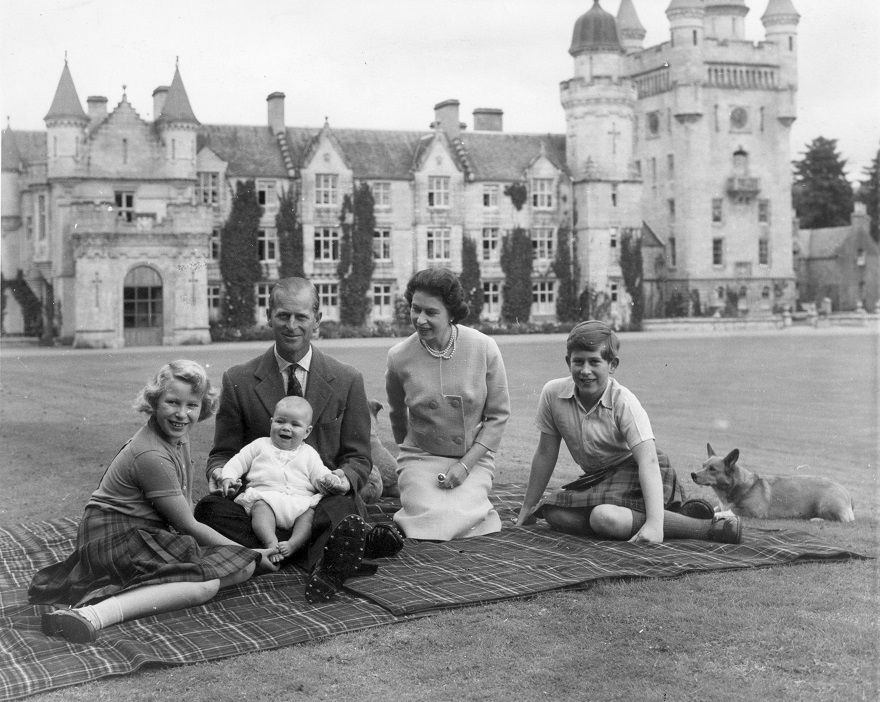 Η βασίλισσα Ελισάβετ, ο πρίγκιπας Φίλιππος και τα παιδιά τους: πρίγκιπας Ανδρέας, πριγκίπισσα Άννα και πρίγκιπας Κάρολος, στο Κάστρο Μπαλμόραλ, 1960