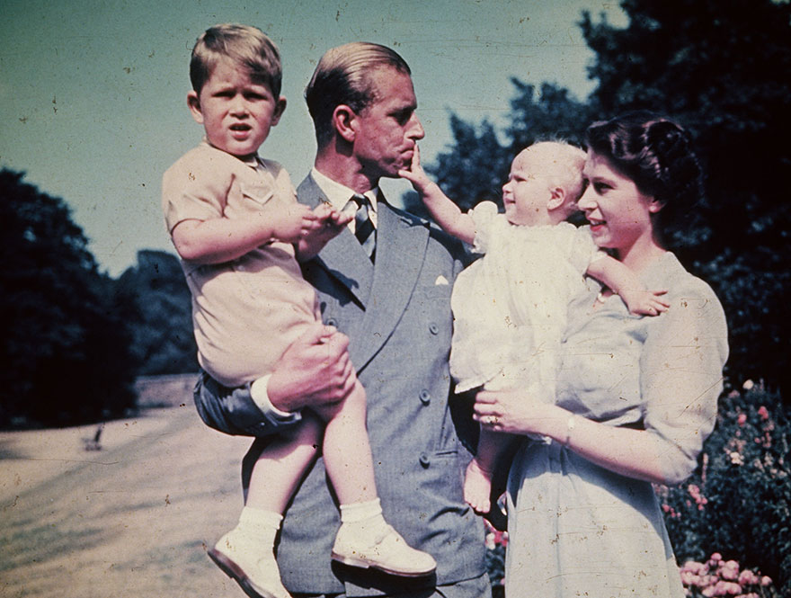 Ο πρίγκιπας Φίλιππος κρατάει αγκαλιά τον πρίγκιπα Κάρολο και η βασίλισσα Ελισάβετ την πριγκίπισσα Άννα, 1951