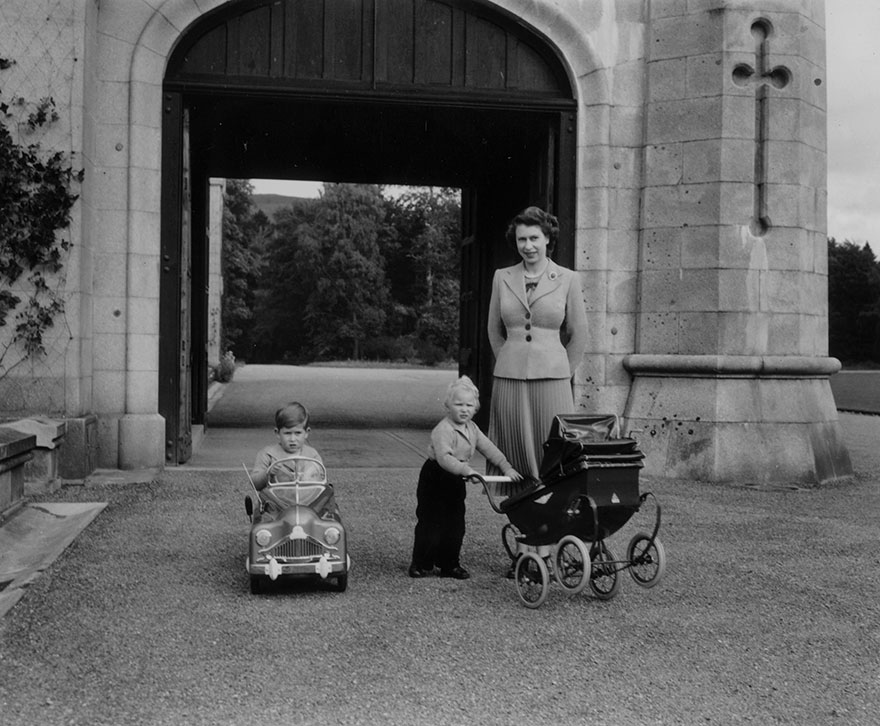 Η βασίλισσα Ελισάβετ ΙΙ παίζει με τον πρίγκιπα Κάρολο και την πριγκίπισσα Άννα στην αυλή του Κάστρου Μπαλμόραλ, 1952