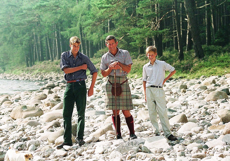 Ο πρίγκιπας Κάρολος με τους γιους του, πρίγκιπα Ουίλιαμ και πρίγκιπα Χάρι στις όχθες του ποταμού River Dee, στο Μπαλμόραλ
