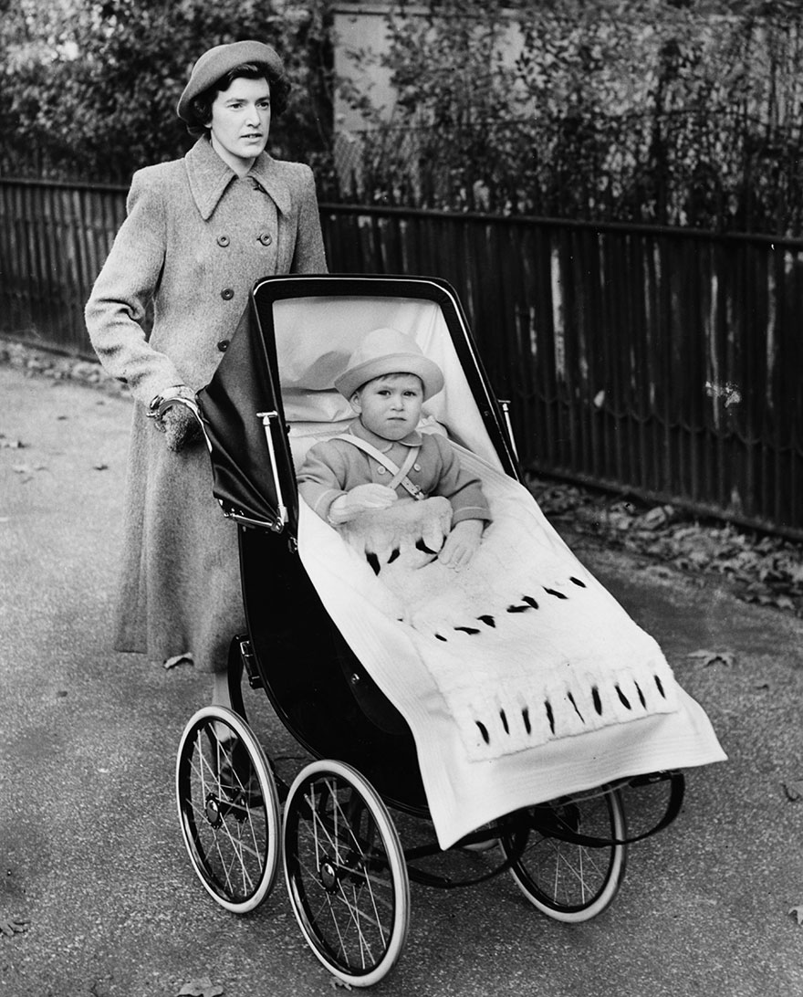 Ο πρίγκιπας Κάρολος με τη νταντά του στα 2α γενέθλιά του στο Green Park, 1950