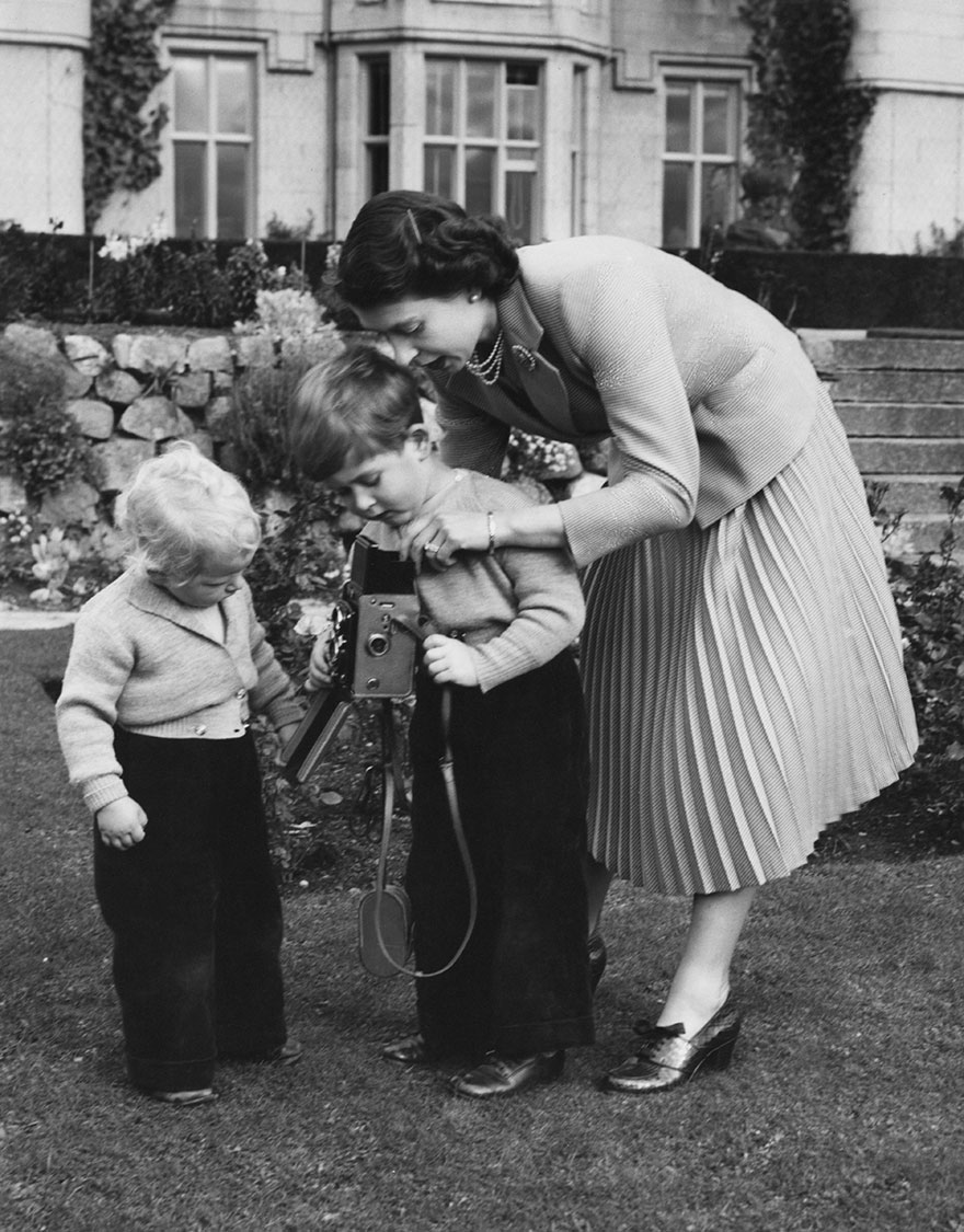 Η βασίλισσα Ελισάβετ ΙΙ με τον πρίγκιπα Κάρολο και την πριγκίπισσα Άννα, στο σπίτι τους στο Balmoral της Σκωτίας, 1952