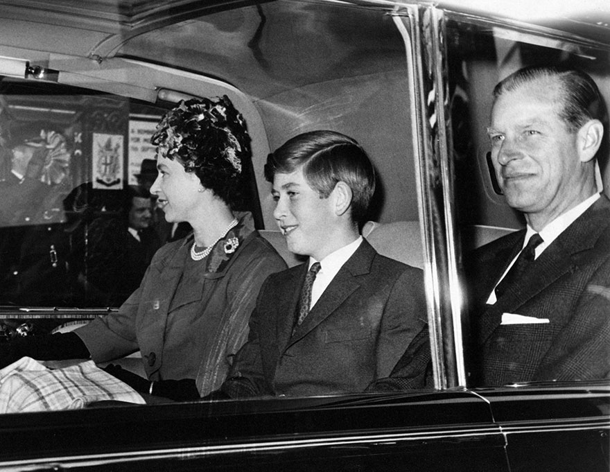Η βασίλισσα Ελισάβετ με τον πρίγκιπα Φίλιππο και τον πρίγκιπα Κάρολο αποχωρούν από το Euston Station, 1961