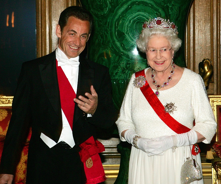 Αριστερά ο πρώην πρόεδρος της Γαλλίας, Νικολά Σαρκοζί. Δεξιά η βασίλισσα Ελισάβετ