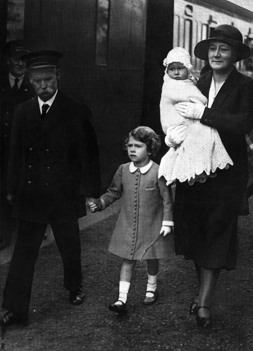 Η πριγκίπισσα Ελισάβετ και η αδελφή της πριγκίπισσα Μάργκαρετ με τη νταντά τους Bobo Macdonald στο Glamis, 1931