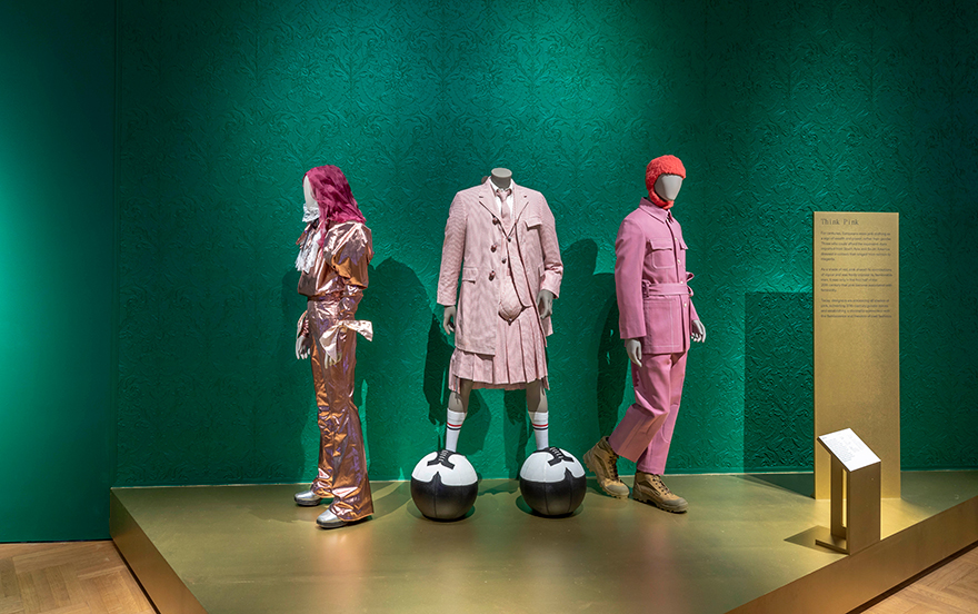 Ρούχα των Harris Reed, Thom Browne και PRONOUNCE από την έκθεση «Fashioning Masculinities: The Art of Menswear»