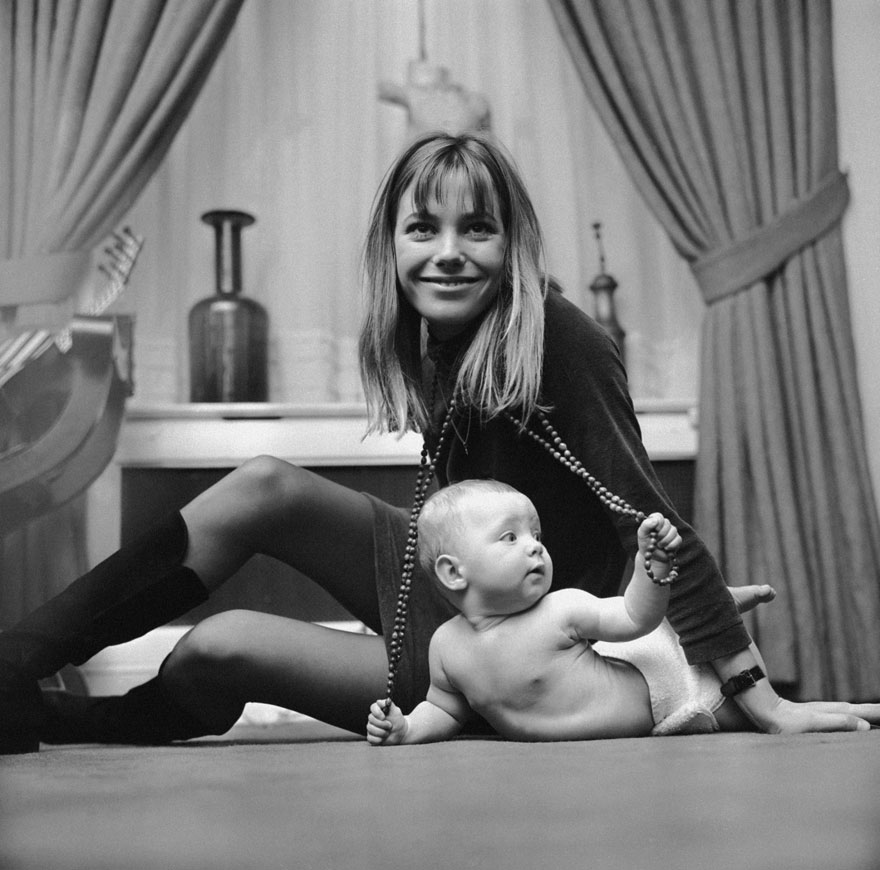Η Jane Birkin με την 7 μηνών κόρη της Kate Berry, 1967 ©Getty Images/ Reg Burkett 
