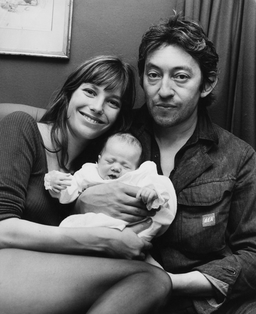 Η Jane Birkin με τον στιχουργό-τραγουδιστή Serge Gainsbourg και την κόρη τους Charlotte 1971 ©Getty Images/ Michael Webb