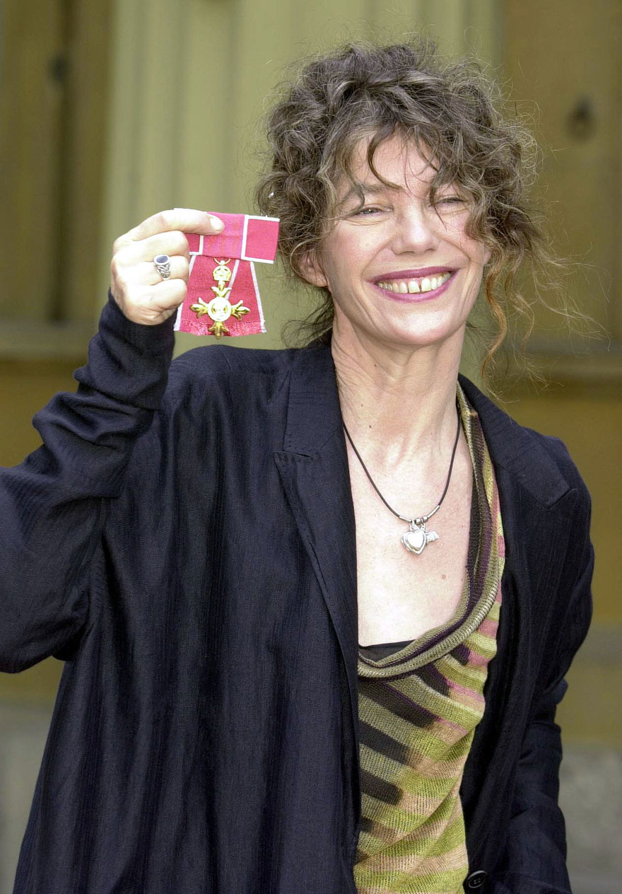Η Jane Birkin με ο βραβείο που παρέλαβε από το παλάτι του Μπάκινγχαμ, 2002. ©EPA/ JOHN STILLWELL