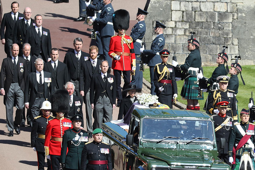 Πρίγκιπας Φίλιππος - Κηδεία: Πρίγκιπας Κάρολος, πρίγκιπας Ουίλιαμ και πρίγκιπας Χάρι μεταξύ άλλων ακολουθούν το Land Rover πάνω στο οποίο είναι τοποθετημένο το φέρετρο