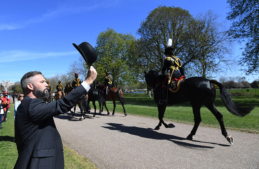 Πρίγκιπας Φίλιππος - Κηδεία: Πολίτες χαιρετούν τους βασιλικούς στρατιώτες καθώς κατευθύνονται έφιπποι στο Κάστρο του Ουίνδσορ