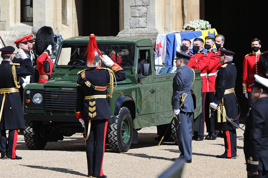 Κηδεία πρίγκιπα Φιλίππου: Το ειδικά διαμορφωμένο Land Rover με το οποίο μεταφέρθηκε το φέρετρο