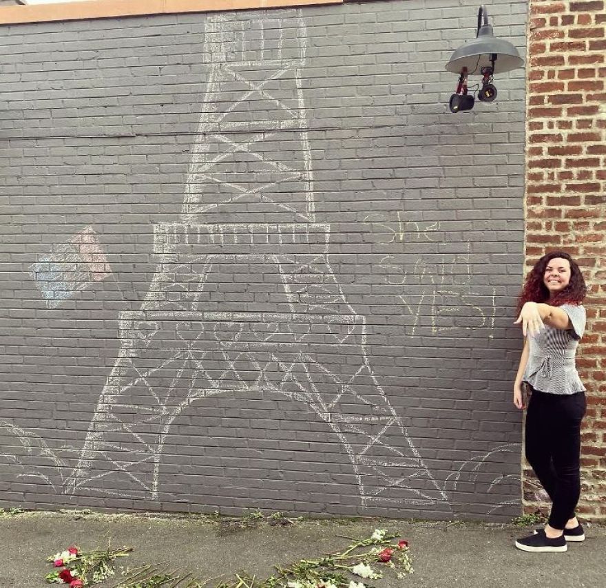 Το ζευγάρι Luke και Erika μπροστά στον τοίχο με τον σχεδιασμένο από κιμωλία Πύργο του Άιφελ