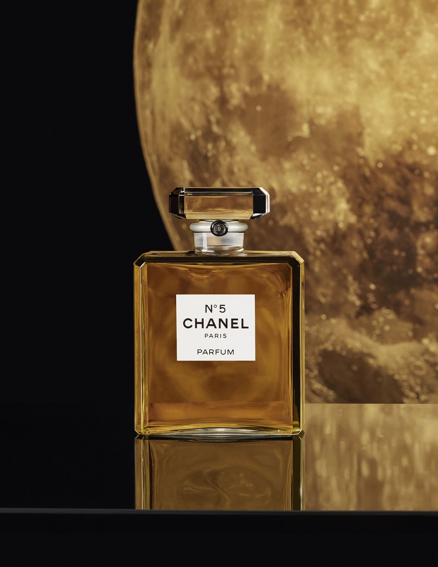 Το μπουκάλι τοτ αρώματος Chanel No5 με φόντο το φεγγάρι
