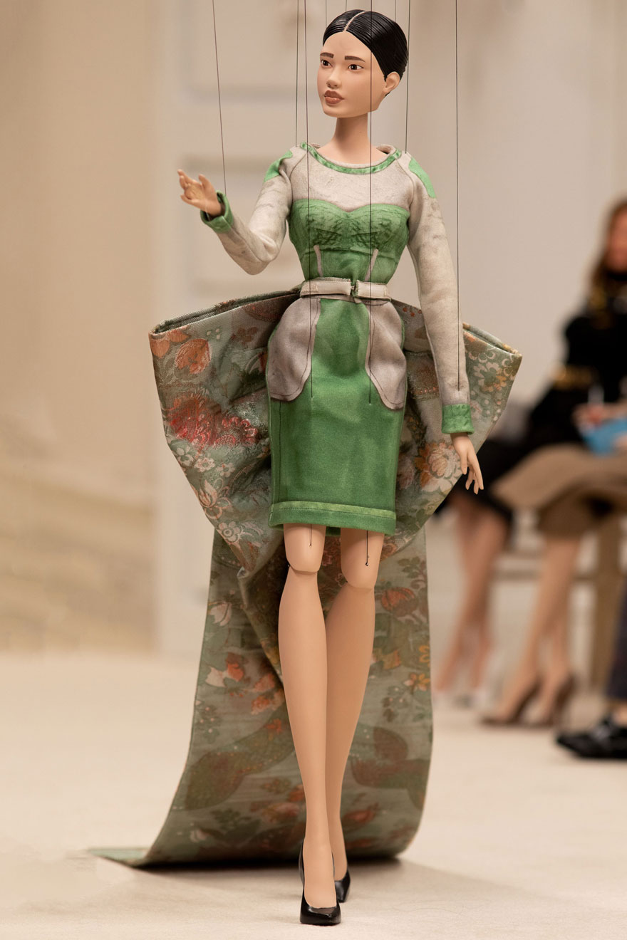 Moschino:Ο Jeremy Scott ετοίμασε μια επίδειξη μόδας με μαριονέτες