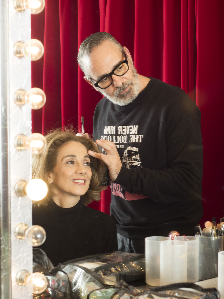 Ο makeup artist Βαγγέλης Θώδος μακιγιάρει τη συγγραφέα Μανίνα Ζουμπουλάκη