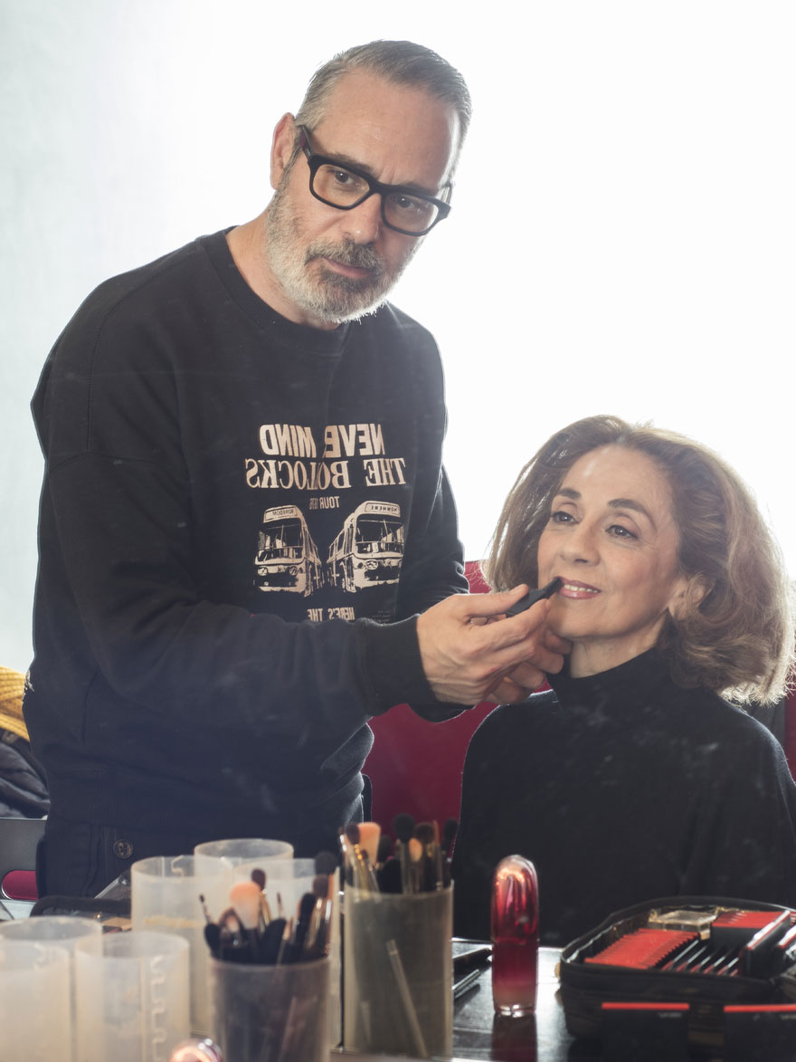 Ο makeup artist Βαγγέλης Θώδος μακιγιάρει τη συγγραφέα Μανίνα Ζουμπουλάκη