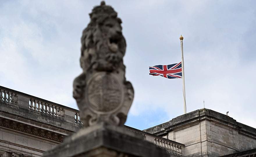 Μεσίστιες οι σημαίες για την κηδεία του πρίγκιπα Φιλίππου στη Βρετανία