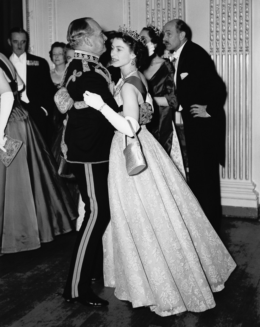 Η βασίλισσα Ελισάβετ χορεύει με τον Αντιπτέραρχο, Sir John Baldwin, σε χορό στο Hyde Park Hotel, 1954