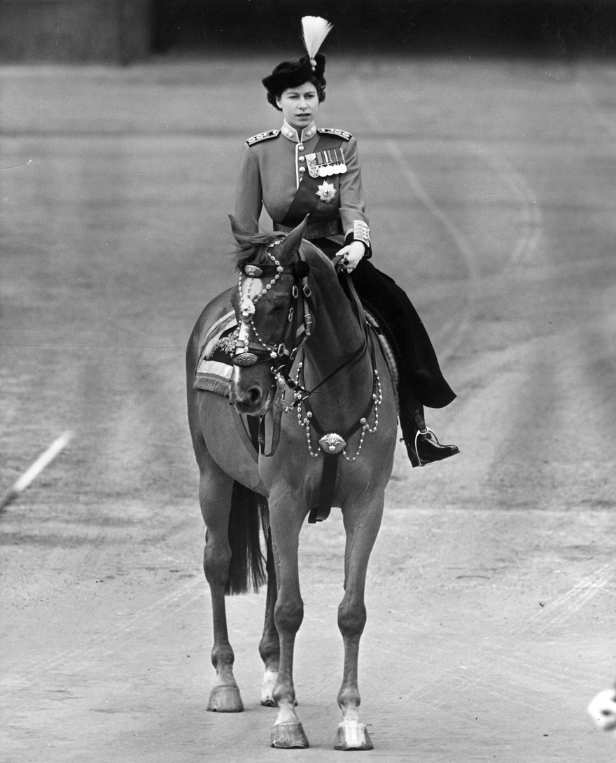 Η βασίλισσα Ελισάβετ έφιππη στην τελετή Trooping the Colour, 1951