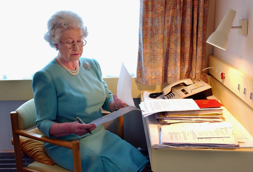Η βασίλισσα Ελισάβετ διαβάζει γράμματα στο γραφείο της, 2002