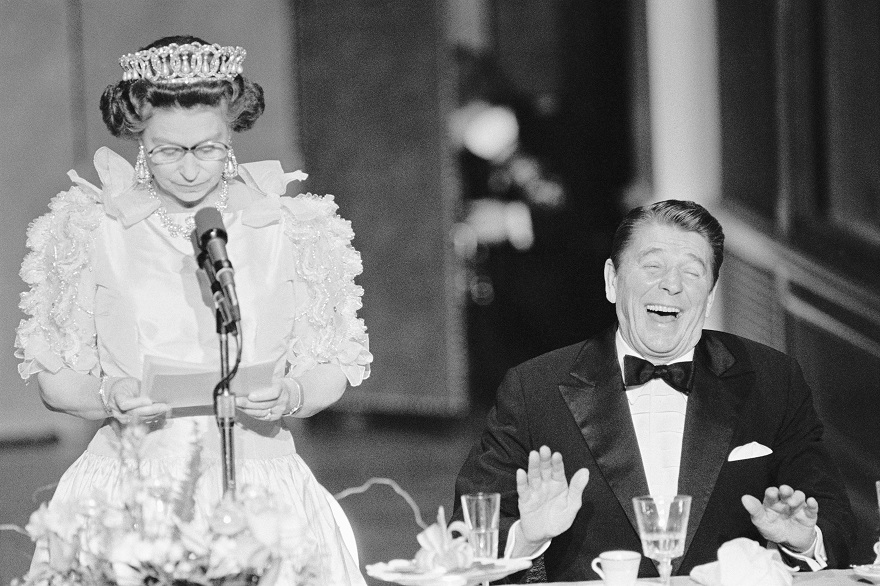 Η βασίλισσα Ελισάβετ με τον αμερικανό πρόεδρο Ρόναλντ Ρίγκαν