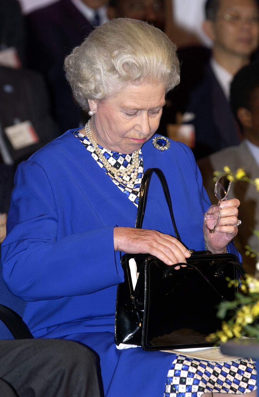 Η βασιλισσα Ελισάβετ βγάζει τα γυαλιά της από την τσάντα της