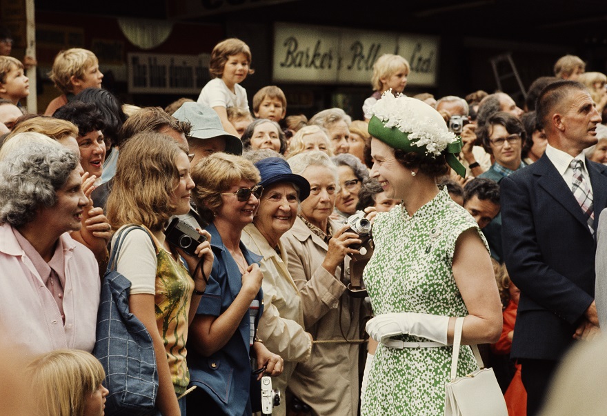 Η βασίλισσα Ελισάβετ μιλάει με το πλήθος στην επίσκεψή της στη Νέα Ζηλανδία, 1977.