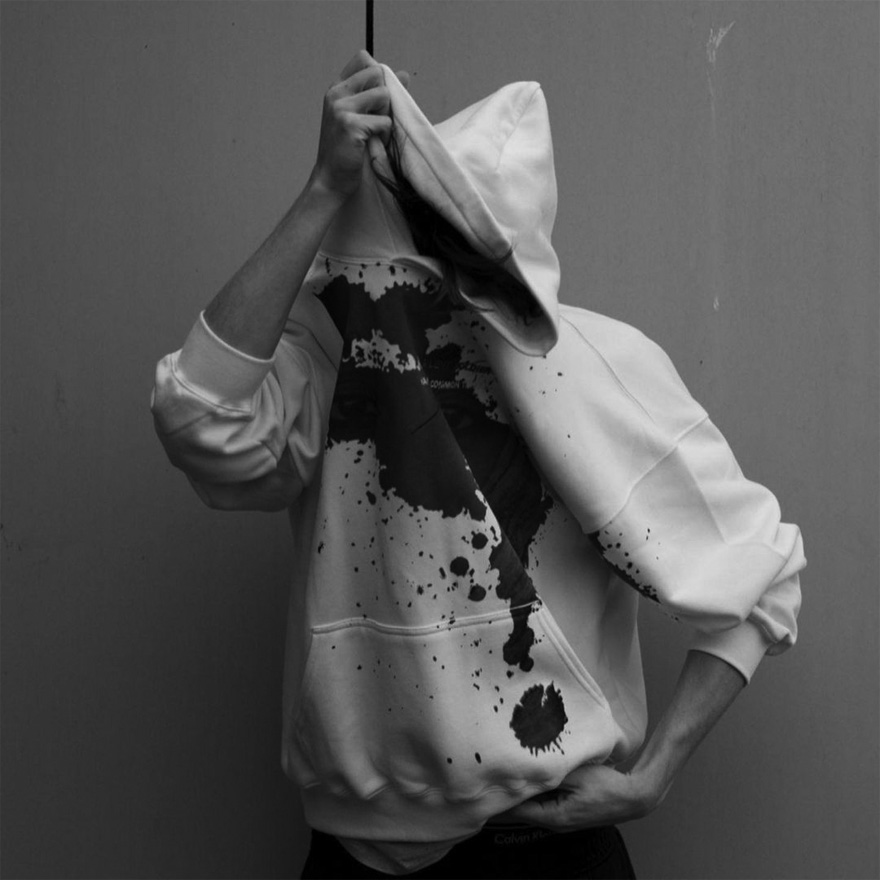Ο σχεδιαστής Χάιντερ Άκερμαν και ο Τιμοτέ Σαλαμέ φορούν το hoodie που σχεδίασαν μαζί