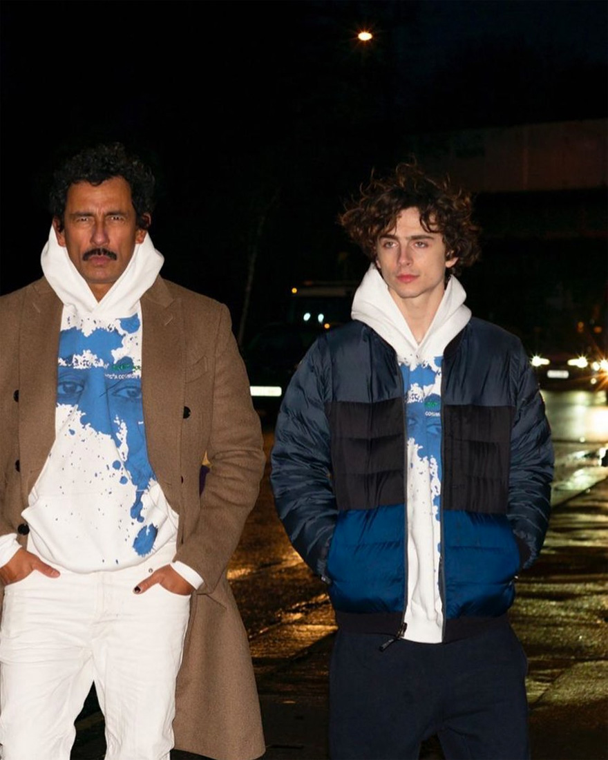 Ο σχεδιαστής Χάιντερ Άκερμαν και ο Τιμοτέ Σαλαμέ φορούν το hoodie που σχεδίασαν μαζί