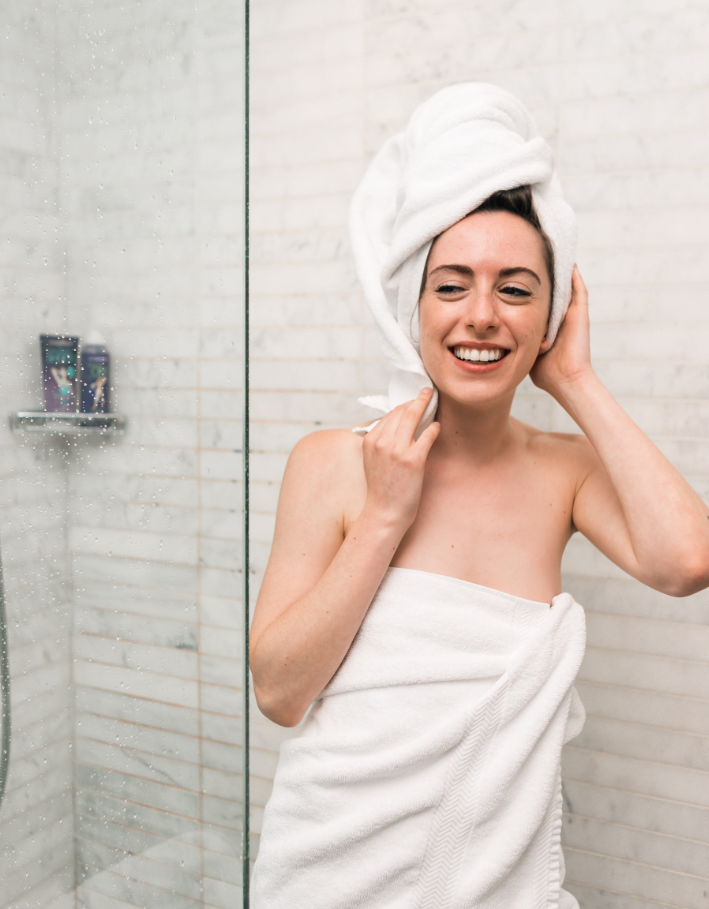 Γυναίκα στο μπάνιο με πετσέτα στα μαλλιά