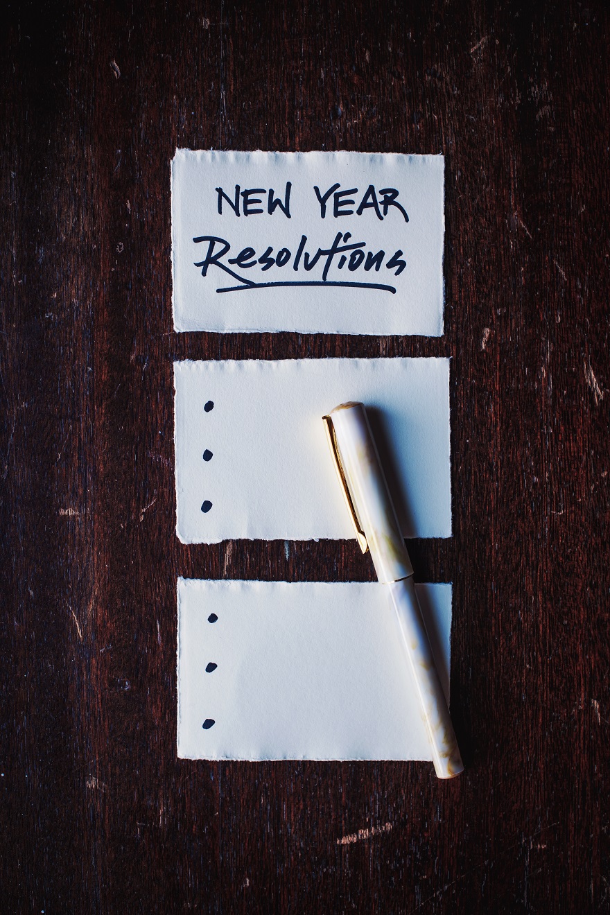 Χαρτάκια που γράφουν επάνω New Year's Resolutions