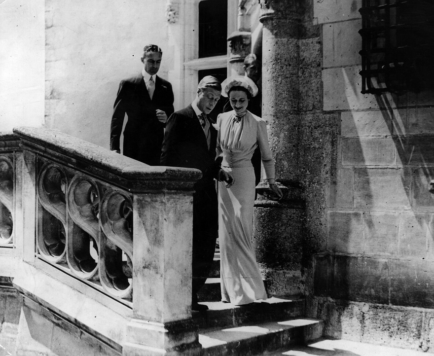 3 Ιουνίου 1937. Ο γάμος του Δούκα και της Δούκισσας του Ουίνσδορ στο Chateau de Conde στη Γαλλία. Πίσω τους ο Ταγματάρχης Metcalfe, κουμπάρος του Δούκα