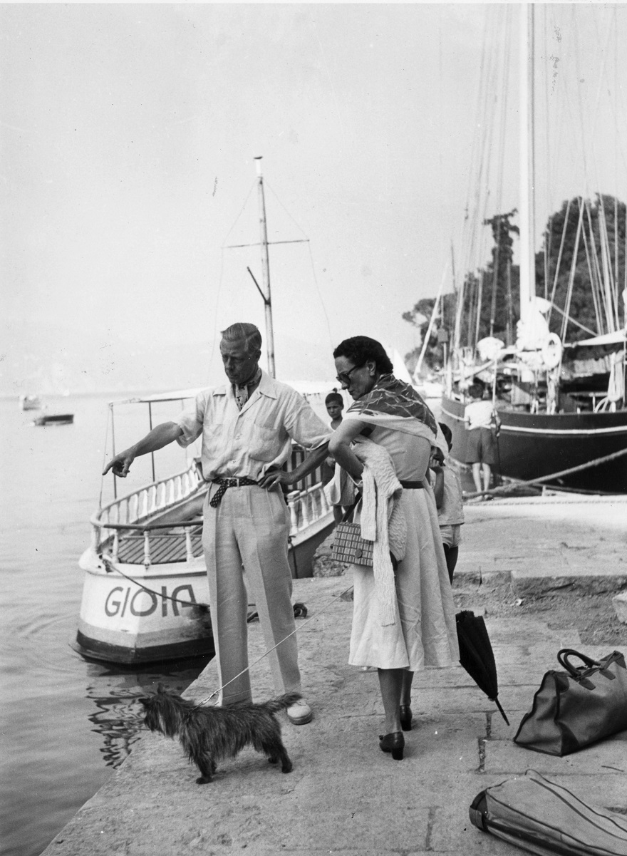 1η Σεπτεμβρίου 1951. Ο Δούκας και η Δούκισσα του Ουίνδσορ στο Πορτοφίνο με το σκύλο τους. Έκαναν κρουαζιέρα στη Μεσόγειο με το γιοτ της Hon Mrs Fellowes 